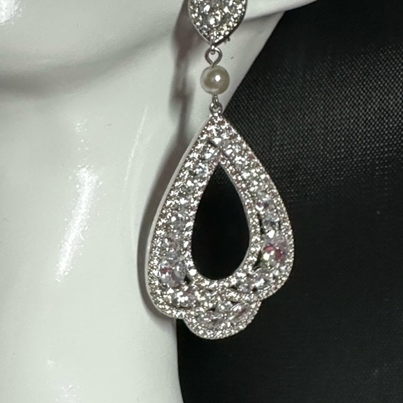 Sparkling Silver Tone Teardrop Dangle Earrings wedding PAGENT Elegant 3134 B - Picture 3 of 12